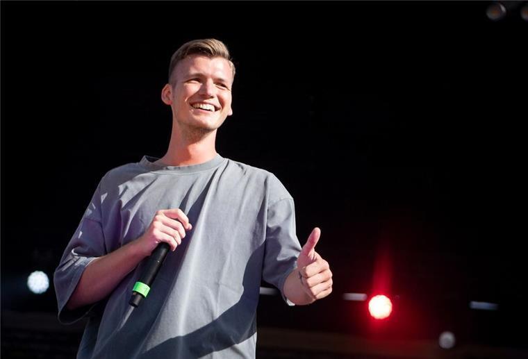 Das sind die Ballermann-Hits 2023 Julian Sommer singt über „Peter Pan“ und „Arielle“.