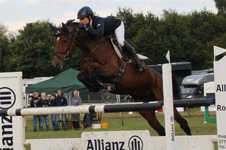 Schwestern-Duo dominiert Tarmstedter Reitturnier Julie Mynou Diederichsmeier vom Reitverein Aller-Weser war mit Stenja die schnellste im M**-Springen des Tarmstedter Reitturniers.