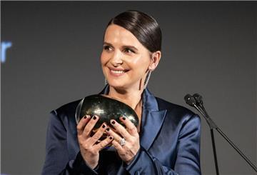 Juliette Binoche stammt aus einer Künstlerfamilie. Ihr Vater war Regisseur, Schauspieler und Bildhauer, ihre Mutter Schauspielerin und Lehrerin.