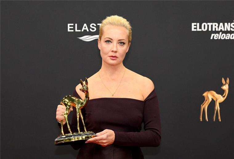 Glanz, Glamour und Politik bei den Bambis Julija Nawalnaja erhielt den Bambi in der Kategorie „Mut“ den sie für ihren Mann Alexej Nawalny entgegengenommen hat.