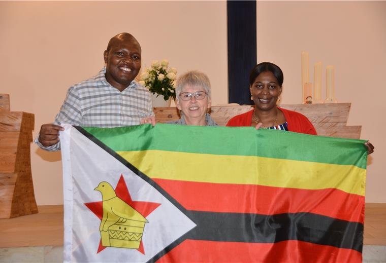 Kirchenkreis Wesermünde: Gemeinsam beten für Simbabwe Julius Chinamo (von links), Anke Kochsiek (Kirchenkreisfrauenbeauftragte) und Cecilia Chinamo freuen sich auf den gemeinsamen Weltgebetstag, der in diesem Jahr ganz im Zeichen des Heimatlandes des Paares, Simbabwe, steht.