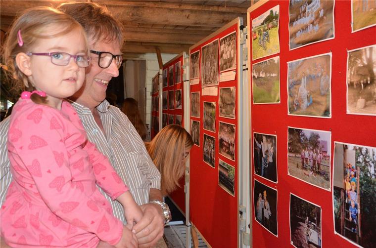 Jung und Alt feierten am Wochenende die Jubiläumsfeier in Haaßel. Dazu gehörte auch eine Fotoausstellung.
