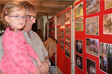 Jung und Alt feierten am Wochenende die Jubiläumsfeier in Haaßel. Dazu gehörte auch eine Fotoausstellung.