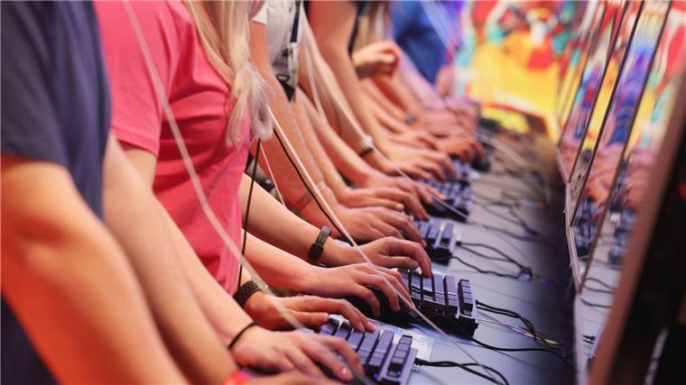 Mobbing im Netz: Studie zeigt rauen Umgangston unter Gamern Jung und meist männlich: Besucherinnen und Besucher der Gamescom (Archivbild)