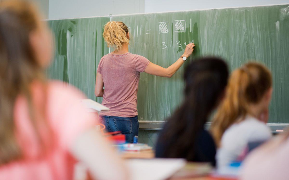 Junge Lehrer für Schulen in ländlichen Regionen zu gewinnen, ist bisweilen schon jetzt schwer. Es gibt zu wenig ausgebildete Pädagogen. Der Beruf muss attraktiver werden, fordert die GEW.