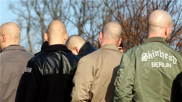 Hammerskins Deutschland auch in Bremen vertreten Junge Neonazis stehen während einer Demonstration zusammen.