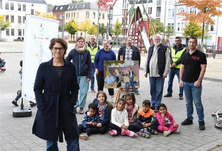 Quartiersmeisterei Lehe sucht Kooperationspartner für den Pausenhof Junge Nutzer sitzen umringt von den Kräften, die auf dem Leher Pausenhof für Programm sorgen (von links): Nora Wieczorek und Miriam Gieseking (Quartiersmeisterei), Manfred Maas (AFZ-Umweltwächter), Bildungsbuddy Elisa Kriege, Cafer Isin (Quartiersmeisterei), Anwohner Wolf Truhart, Fanar Hamo (AFZ-Umweltwächter) und Bildungsbuddy Memet Özkisi.