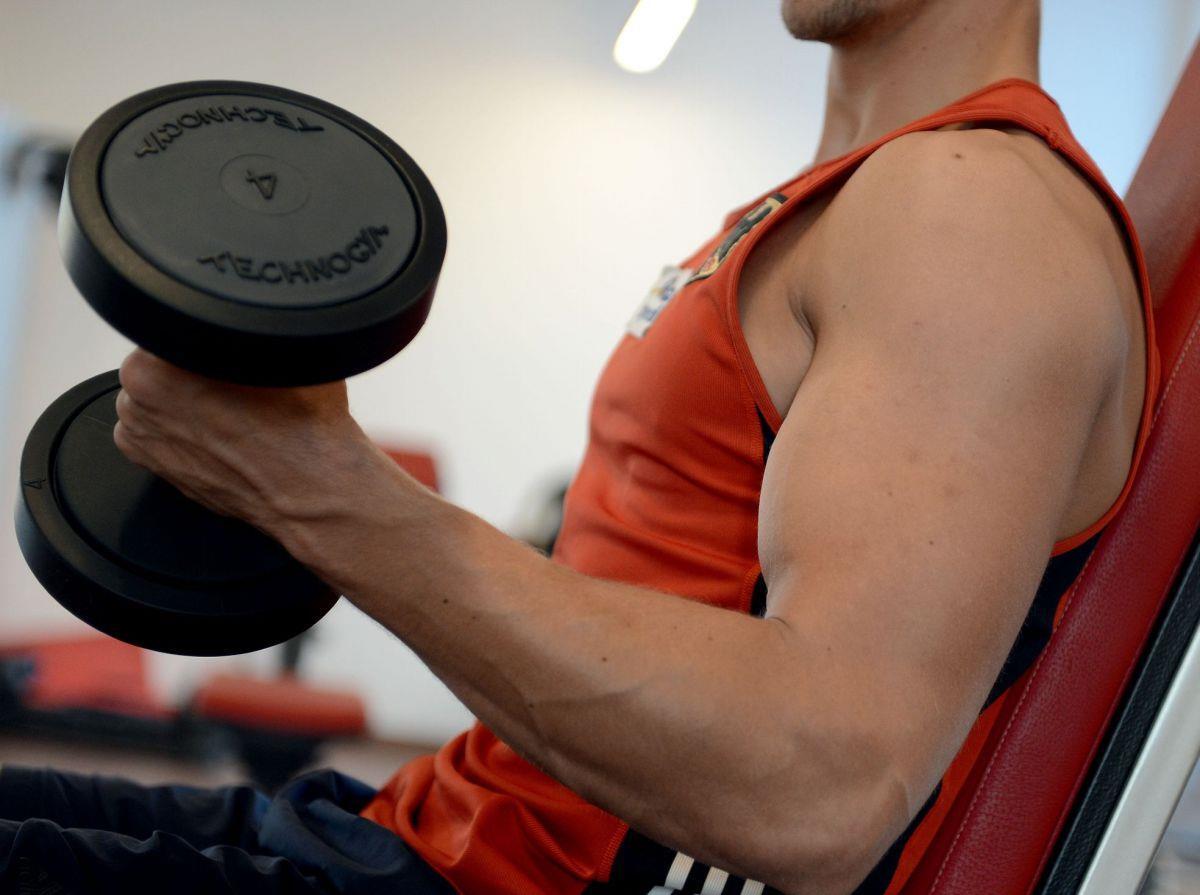 Sittensen: Muskeltraining im ehemaligen Autohaus Junger Mann beim Krafttraining im einem Fitnessstudio: Doch das Bild täuscht. Es sind längst nicht mehr nur Muskelmänner, die ihren Köper stählen. Es sind auch immer mehr ältere, die an den Geräten trainieren, etwas für ihre Gesundheit tun.