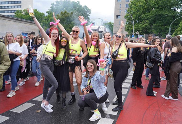 So heiß war „Rave The Planet" in Berlin Junggesellinnenabschied bei der „Rave the Planet Parade“.