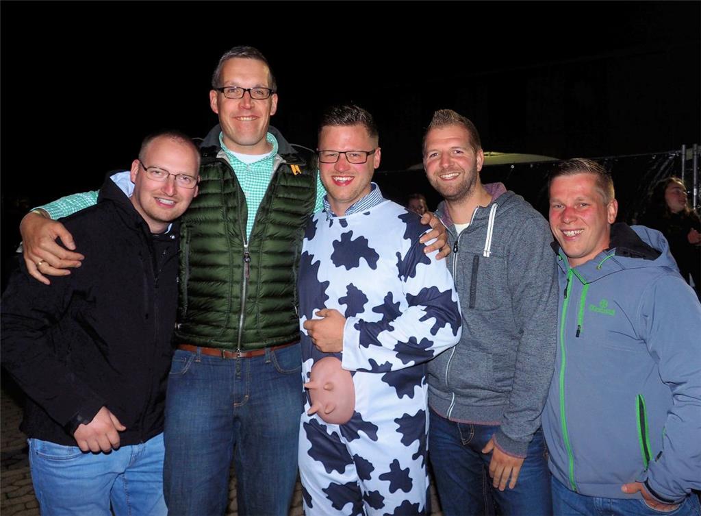 Jungs aus Sievern und Holßel - und einer sogar im &quot;Kuh-Look&quot;.