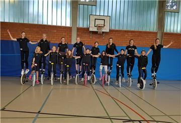 Junior Expert Gruppe der Einradgirls mit der Trainerin Imke Heins (erste von rechts hinten) und Finnja Gross (zweite von rechts hinten)