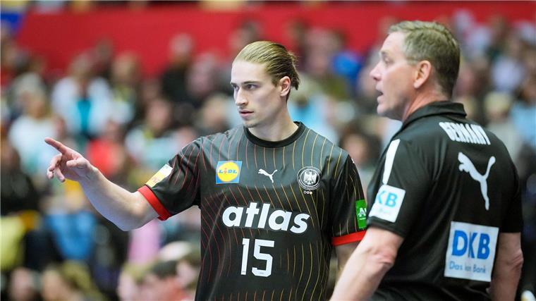Trotz Knieblessur: Knorr will im WM-Kracher auftrumpfen Juri Knorr (l) gehört bei der Handball-WM bisher zu den Aktivposten im deutschen Team.