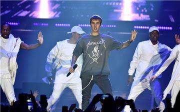 Justin Bieber beim Konzert in Krakau vor wenigen Tagen: genau so lieben ihn seine meist weiblichen Fans. So nah wie die beiden Bremerhavenerinnen Leonie Brouwer-Polenz und Denise Meyer kommen dem Kanadier aber nur wenige: Sie standen mit ihm nämlich sogar auf einer Bühne.