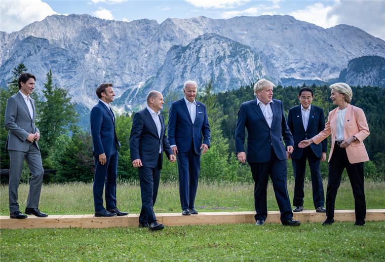Justin Trudeau (von links), Premierminister von Kanada, Emmanuel Macron, Präsident von Frankreich, Bundeskanzler Olaf Scholz (SPD), Joe Biden, Präsident der USA, Boris Johnson, Premierminister von Großbritannien, Fumio Kishida, Premierminister von Japan, und Ursula von der Leyen, Präsidentin der Europäischen Kommission (EU), stehen beim Familienfoto während des G7-Gipfels auf Schloss Elmau zusammen.