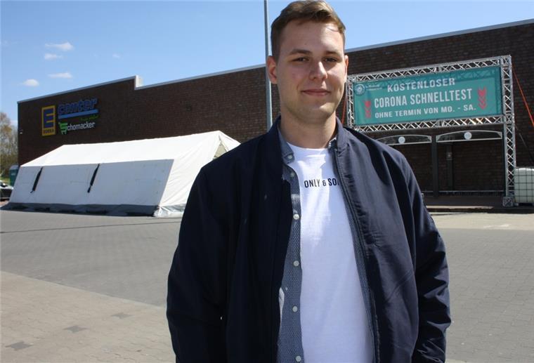Student betreibt Corona-Teststation in Hagen Justin Womble hat sein Testzelt dort aufgebaut, wo ohnehin viele Leute hinfahren, um einzukaufen: bei Schomacker.