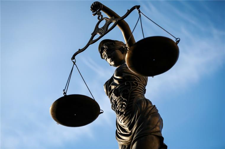 Mutmaßliche Vergewaltigung in Loxstedt-Düring: Verdächtiger in U-Haft Justizia wartet auf die mutmaßlichen Sexualstraftäter, die in Düring eine 19-jährige Bremerhavenerin vergewaltigt haben sollen.