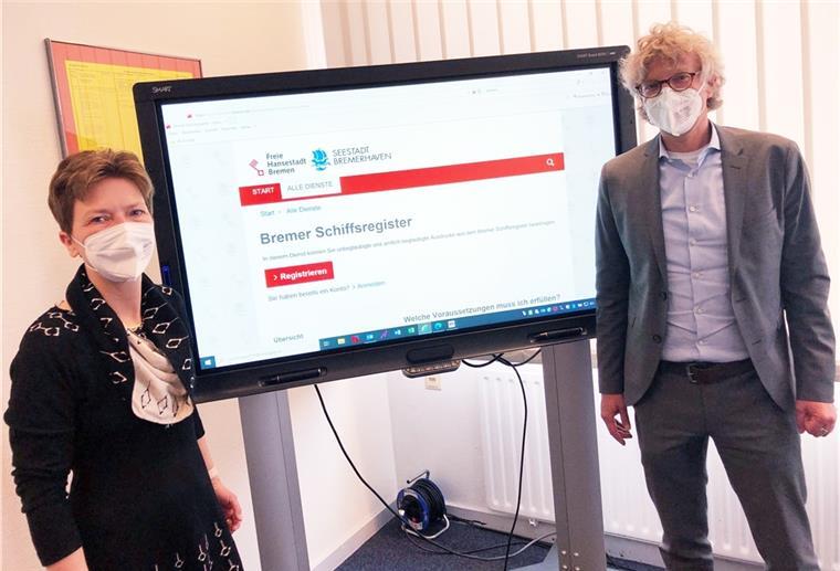 Justizsenatorin Claudia Schilling und der Präsident des Amtsgerichts, Jörg Lockfeldt, gaben den Startschuss für das neue digitale Schiffsregister.