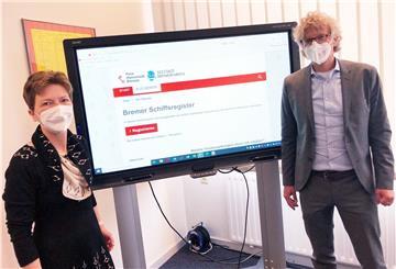 Justizsenatorin Claudia Schilling und der Präsident des Amtsgerichts, Jörg Lockfeldt, gaben den Startschuss für das neue digitale Schiffsregister.