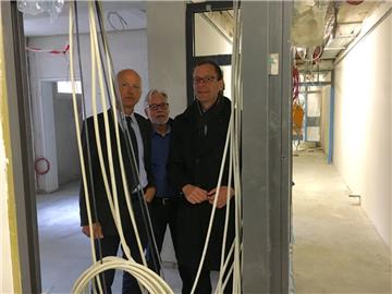 JVA-Leiter Dr. Carsten Bauer, Chefplaner Peter Abramjuk und Justizsenator Martin Günthner besichtigen die Baustelle.  