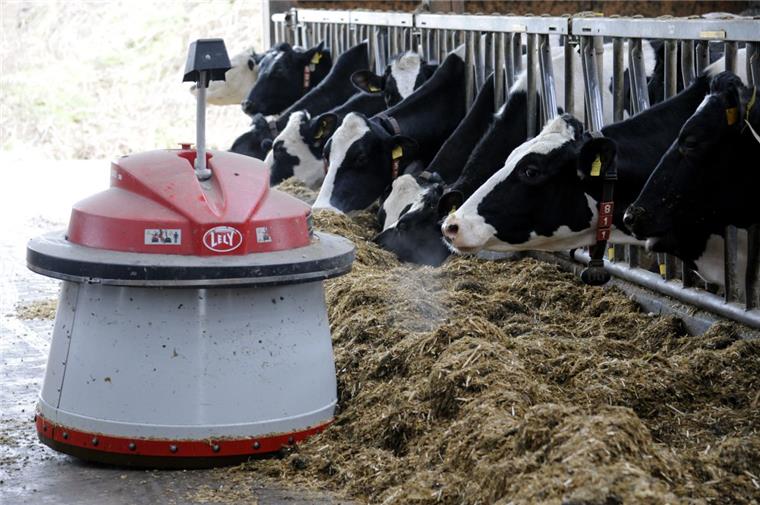 Kabellos: Der Futterschieber wird per Smartphone gesteuert. Das ist erst der Anfang des "Farming 4.0" 