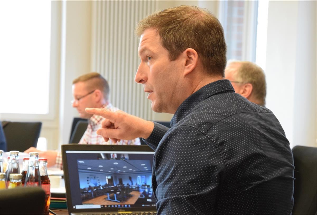 Millionen für Breitband-Ausbau in der Samtgemeinde Selsingen Kämmerer Patrick Schlesselmann (vorne) stellte den Entwurf der Samtgemeinde Selsingen für 2022 vor.