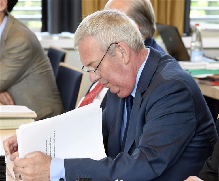 Kämmerer Paul Bödeker (CDU) fand lobende Worte für die Sparanstrengungen im Haushalt. Man dürfe "die Flinte nicht ins Korn werfen", rief er zu mehr Zusammenarbeit auf. Foto Scheer 
