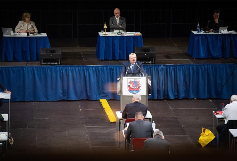 Bremerhavens Haushalt ist beschlossen Kämmerer Torsten Neuhoff am Rednerpult: Ihm und der Opposition bereitet der Haushaltsplan 2020 Bauchschmerzen.
