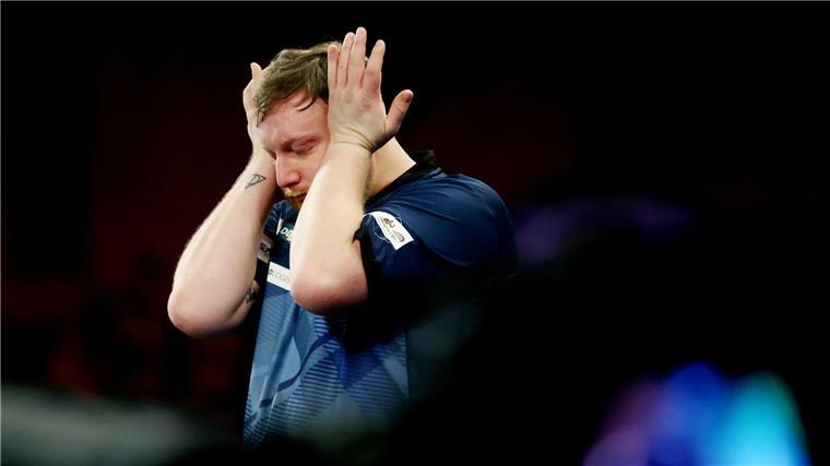 Darts-Profi weint bei WM auf der Bühne Kämpft mit den Tränen: Cameron Menzies.