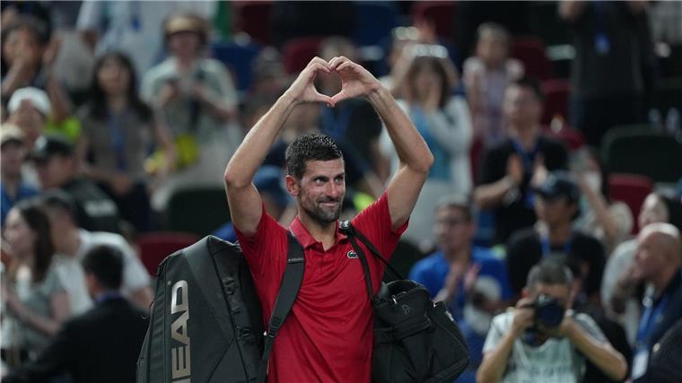 Nummer 204 stürmt ins Masters-Finale – Djokovic geschlagen Kämpfte mit Rückenproblemen: Novak Djokovic.
