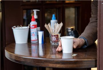 Kaffee gibt es in Bars und Restaurants derzeit nur zum Mitnehmen.