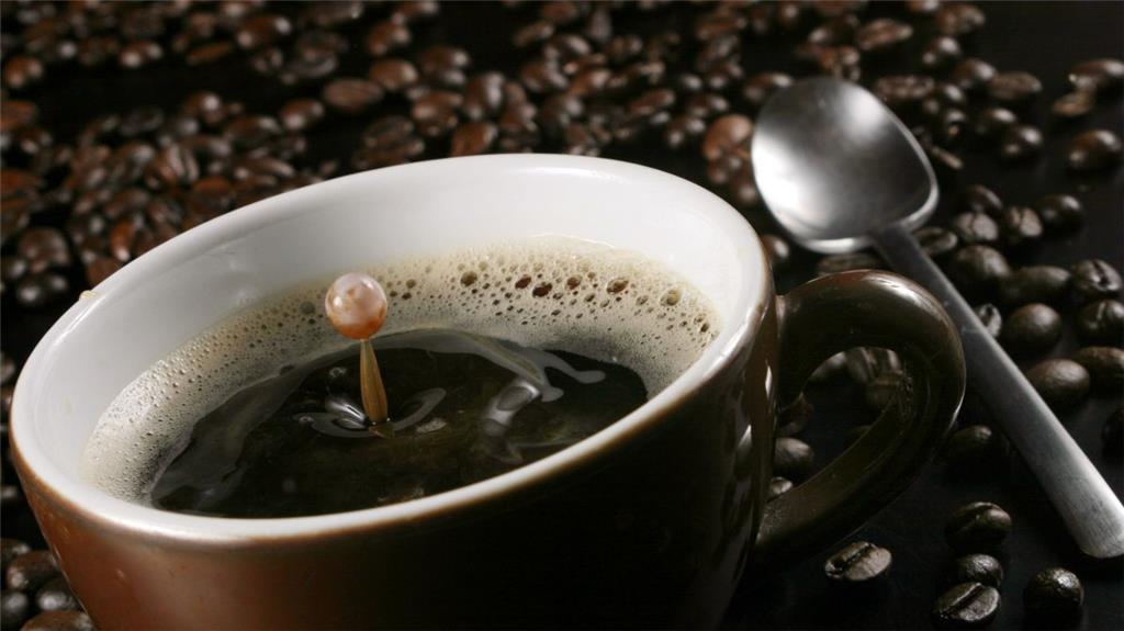 Kaffee: Manche trinken mehrere Tassen, anderen reicht ein kleiner Espresso. Kaffee gehörten für viele Menschen in der Früh einfach dazu. Und tatsächlich ist die schwarze Brühe ein Kreislaufankurbler, gerade bei Menschen, die sonst wenig Kaffee trinken. &quot;Bei ihnen kann schon eine Tasse einen deutlichen Blutdruckanstieg bewirken&quot;, erklärt Brück. Der kann bis zu drei Stunden anhalten. Auch schwarzer Tee wirkt anregend.