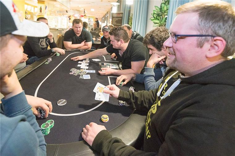 Beim Pokern zählen nicht nur die Karten Kai Brüning (rechts) geht fast jede Woche pokern. Wenn er dann am schwarzen Filztisch sitzt, muss er nicht nur seine Karten beachten, sondern auch seine Körpersprache und die seiner Gegner. Foto Adebahr