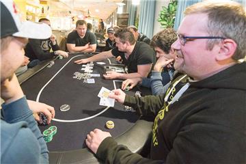 Kai Brüning (rechts) geht fast jede Woche pokern. Wenn er dann am schwarzen Filztisch sitzt, muss er nicht nur seine Karten beachten, sondern auch seine Körpersprache und die seiner Gegner. Foto Adebahr