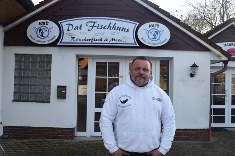 Kai Großmann vor seinem Fischhuus. Bis vorerst Ende des Jahres versorgt er hier Fischliebhaber mit klassischen Fischgerichten.