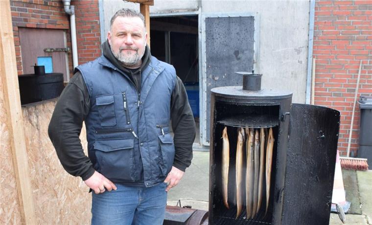 Dieser Stadlander räuchert seinen Fisch selbst Kai Großmann vor seinem Smoker. Aal räuchert er über Eichenholz. Er bietet geräucherten und ungeräucherten Fisch an.