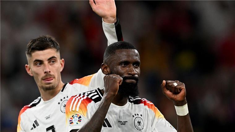 Sitzjubel im Luxus: Rüdiger und Schlotterbeck gefeiert Kai Havertz (l) und Antonio Rüdiger jubeln nach dem Sieg.