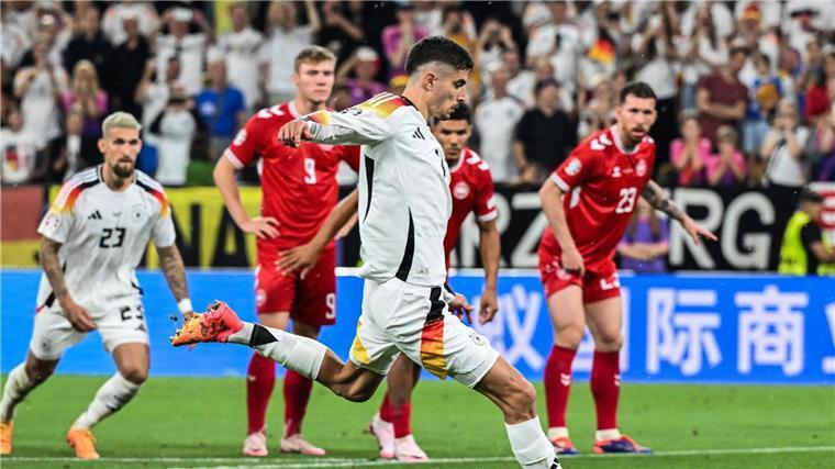 Nach Blitz und Donner: DFB-Team stürmt ins Viertelfinale Kai Havertz traf nach der Pause per Elfmeter zum 1:0.