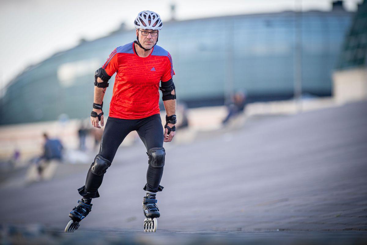 Bremerhavener trainiert auf Rollen für ersten Speedskate-Marathon Kai Martin Ulrich trainiert am Deich in Bremerhaven für seinen ersten Marathon auf Rollen.