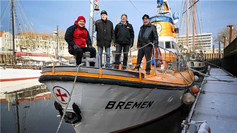 Ehrenamtliche setzen Seenotrettungskreuzer „Bremen“ instand Kai Steffen, Hans-Jürgen Hauptmann, Manfred Meier und Jürgen Köper (v.l.) stehen auf dem Seenotrettungskreuzer "Bremen" im Museumshafen in Bremen-Vegesack.