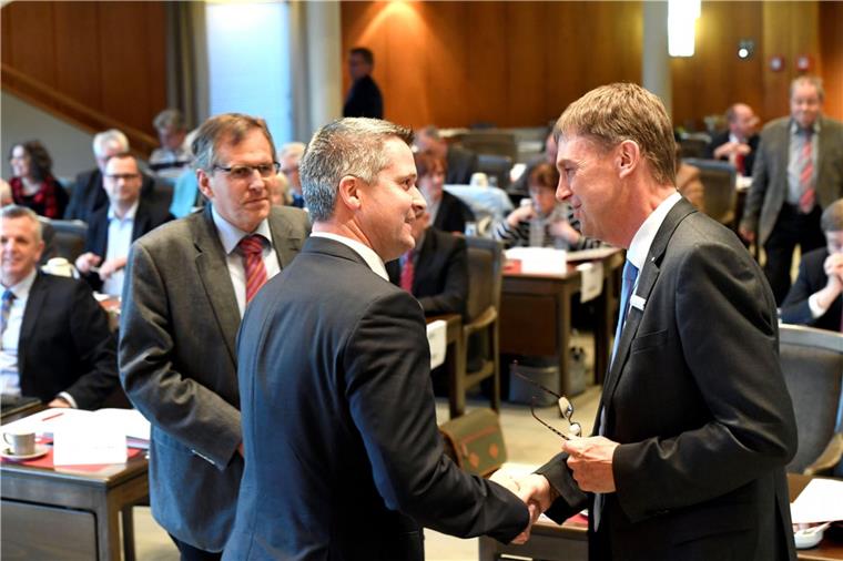 Fünf statt zwei Jahre: Landrat Bielefeld will nun doch länger machen Kai-Uwe Bielefeld (rechts) - hier bei der konstituierenden Sitzung des Kreistages 2016 - will wieder als Landrat antreten.