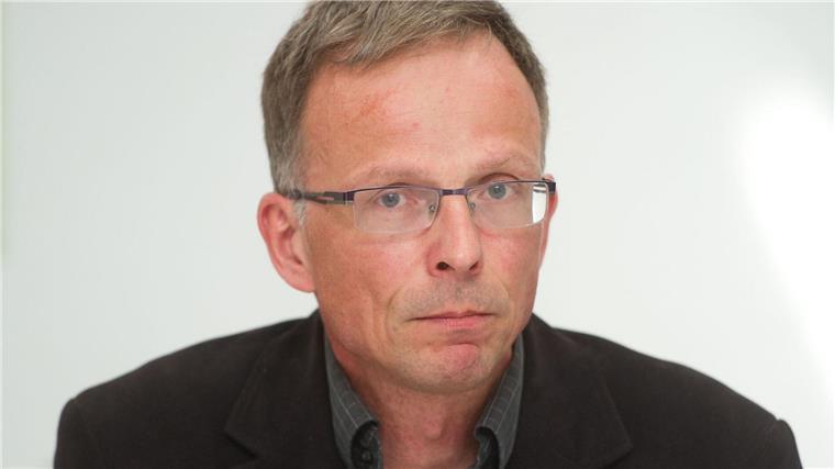 Kai Weber, Geschäftsführer des Flüchtlingsrat Niedersachsen, spricht auf einer Pressekonferenz.