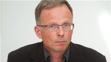 Kai Weber, Geschäftsführer des Flüchtlingsrat Niedersachsen, spricht auf einer Pressekonferenz.