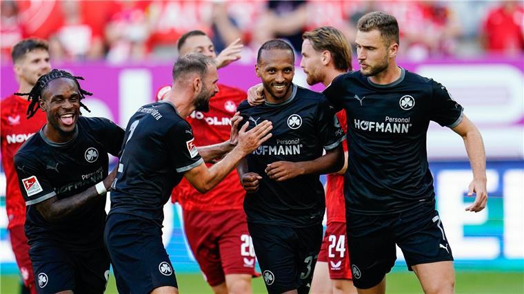 Lautern und Fürth trennen sich 2:2 Kaiserslautern und Fürth lieferten sich in der 2. Fußball-Bundesliga ein unterhaltsames Duell.