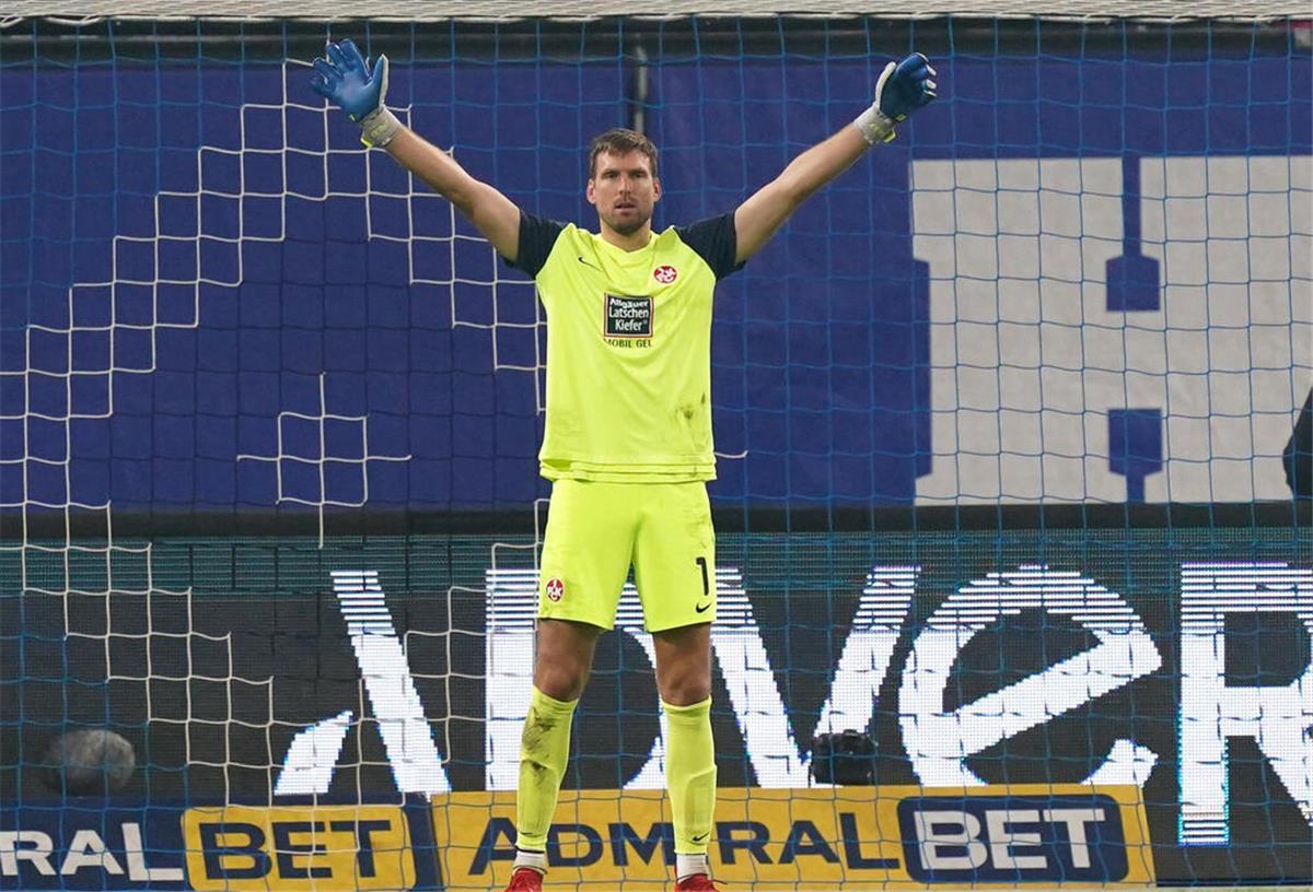  Kaiserslauterns Torwart Andreas Luthe steht auf dem Platz in seinem Tor. 