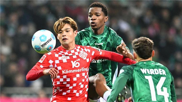 Erster Sieg im neuen Jahr: Werder schlägt starkes Mainz Kaishu Sano (l) von Mainz 05 wird von den Bremern Skelly Alvero (M) und Senne Lynen bedrängt.