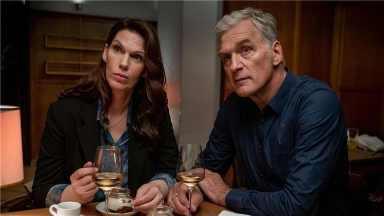 Kaja Johansen (Ilonka Petruschka) und Robert Anders (Walter Sittler) begegnen sich im Restaurant - so der Ausgangspunkt von „Der Kommissar und der See“.