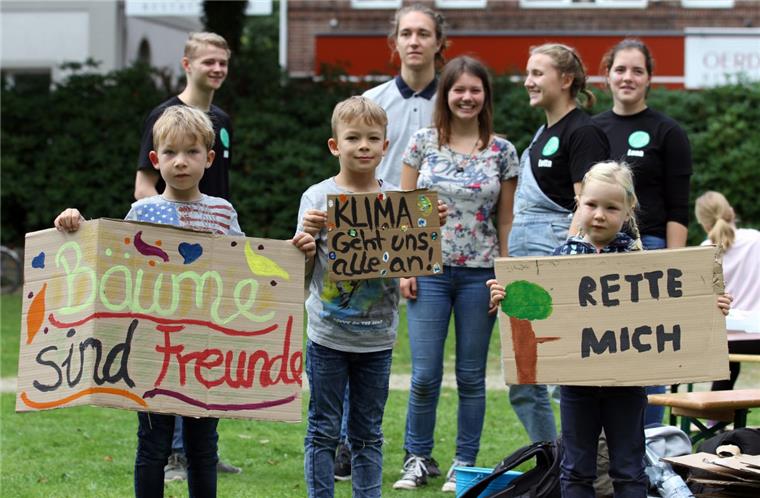 Kalle und Ella aus Ippensen sowie Elias (Mitte) aus Klein Meckelsen malen Schilder für die „Fridays for Future“-Bewegung, die am 20. September bei der Demo hoch gehalten werden sollen.