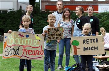Kalle und Ella aus Ippensen sowie Elias (Mitte) aus Klein Meckelsen malen Schilder für die „Fridays for Future“-Bewegung, die am 20. September bei der Demo hoch gehalten werden sollen.