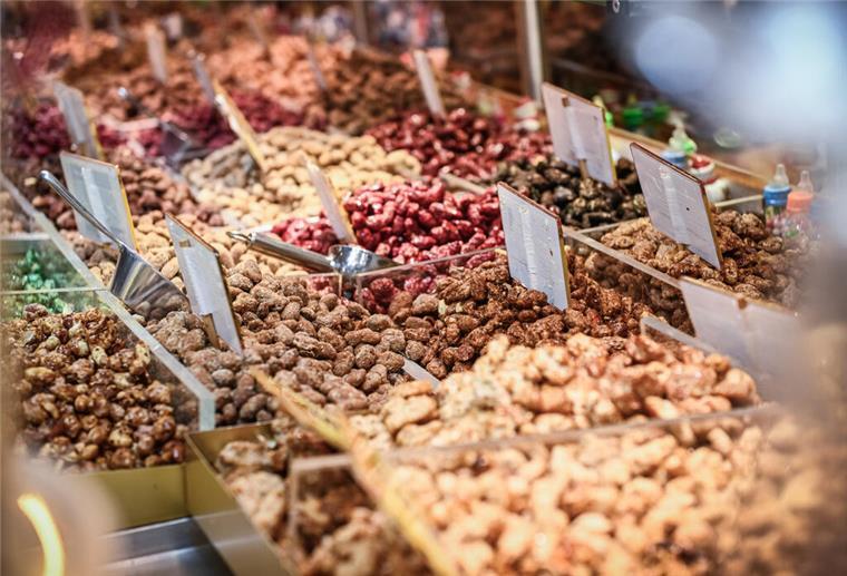 Schlemmen ohne Reue: Tipps für kalorienarme Weihnachten Kalorienfalle Weihnachtsmarkt. So können Kalorien beim Schlendern auf dem Markt gespart werden.