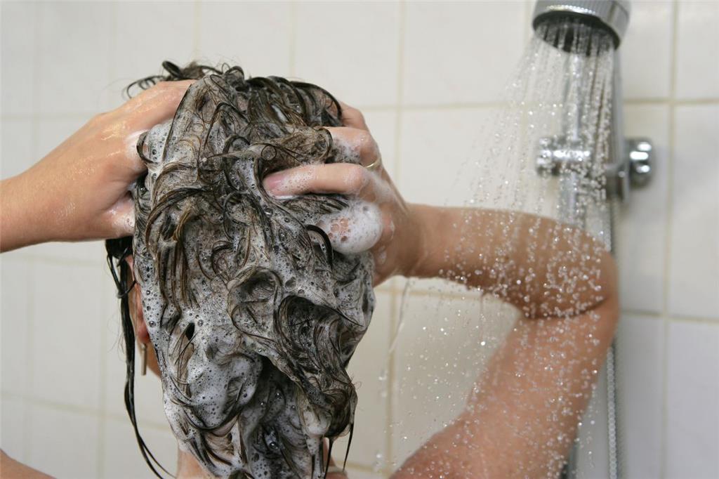 Kalte Dusche: Sie ist der Klassiker für Kickstarts am Morgen. Besonders effektiv sind dabei Wechselduschen, also warme und kalte Güsse abzuwechseln. Dabei gilt: von außen nach innen brausen. &quot;Erst die Hände und Füße und dann weiter zur Körpermitte&quot;, erläutert Brück. Der Temperaturwechsel regt den Kreislauf an.